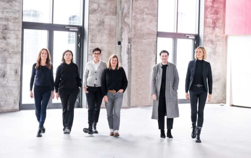 Sechs Frauen laufen nebeneinander in einer hellen Halle. Es sind die Vorstandsmitgliederinnen des Vereins "Licktblick Hilft Familien e. V.": von links: Anne Martin, Alexandra Jacobi, Hiltrud Gambach, Angela Haggenmiller, Franziska Roth und Marion Lang